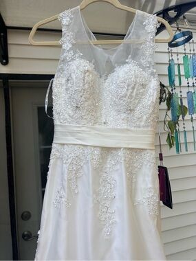 Juliet Classic Ivory Wedding Dress Small Lace Beaded Bridal Gown